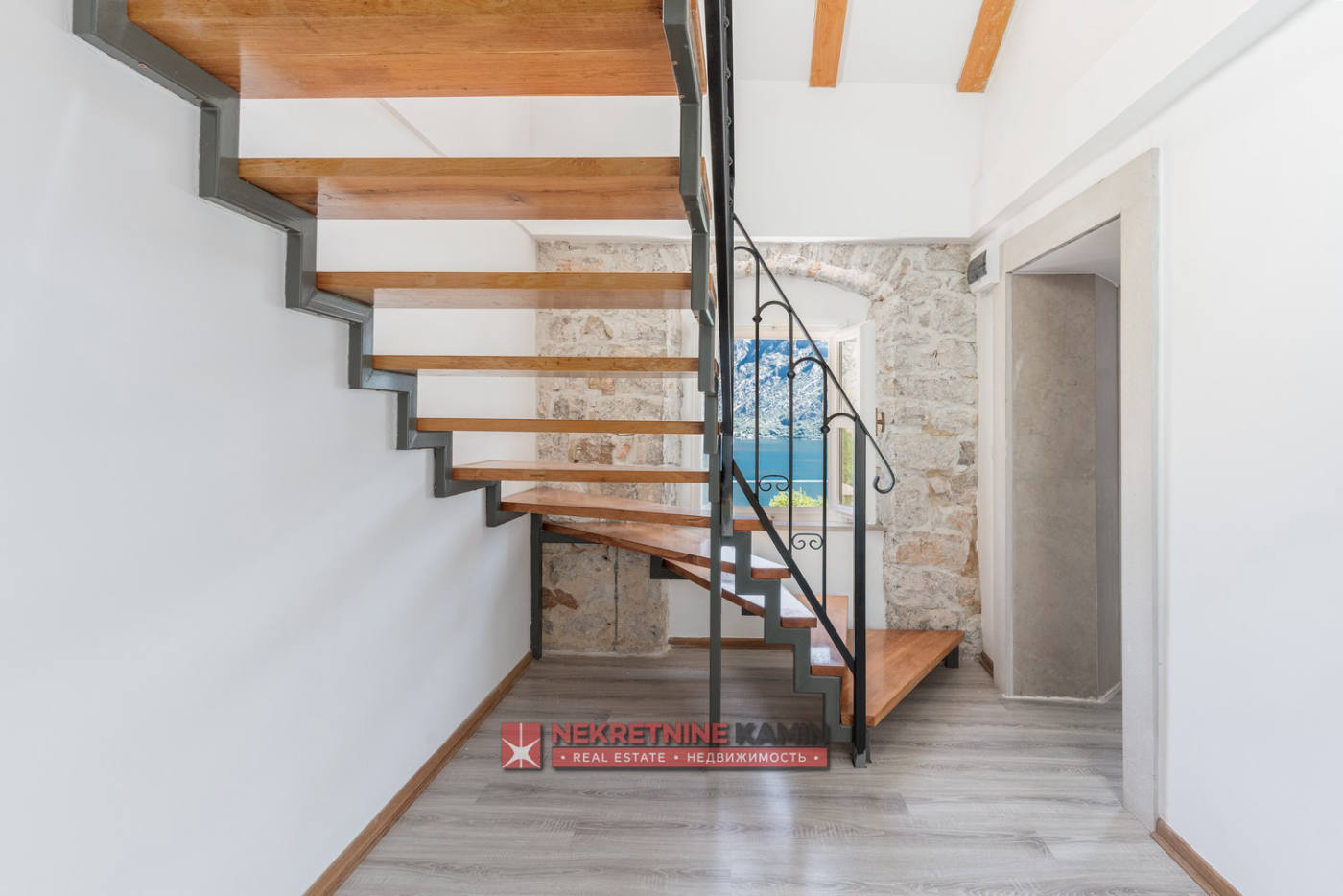 Комерційна нерухомість, 8611 м², 4 500 000$ — FAKTOR